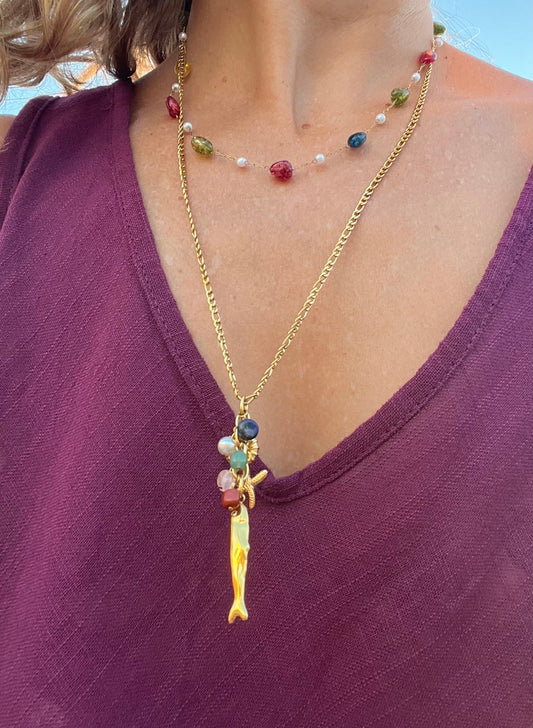 collar de cadena piedra natural jade color rojo,, azul y amarillo verdoso. Es de acero hipoalergénico y resistente al agua. Acabado dorado y plateado.