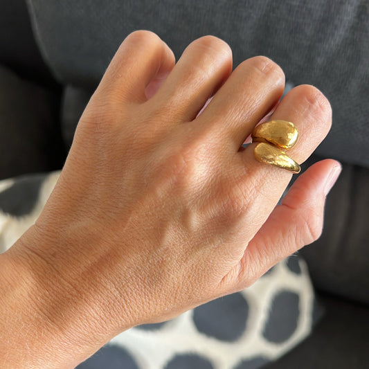 anillo ajustable,grande, dorado y resistente al agua ideal para completar look de nvitada a bodas, bautizos y comuniones. está confeccionado en acero hipoalergénico y es la idea de regalo perfecto para el día de la madre o amigo invisible. Gold plated stainless steel adjustable waterproof ring