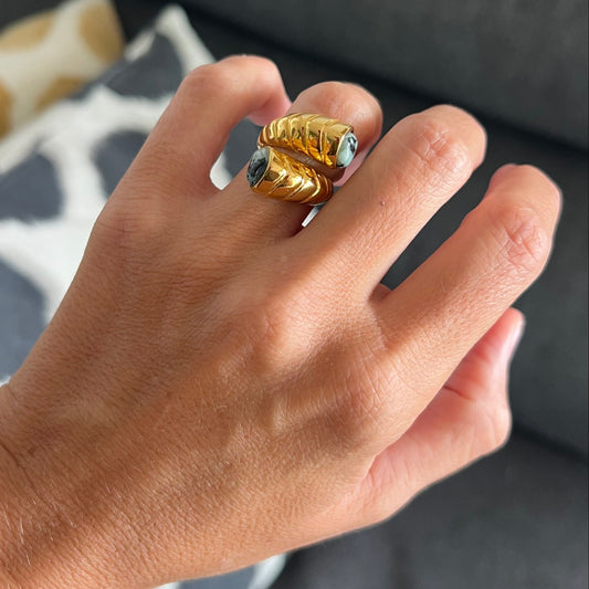anillo boho ajustable,grande, dorado y resistente al agua ideal para completar look de Invitada a bodas, bautizos y comuniones. está confeccionado en acero hipoalergénico y es la idea de regalo perfecto para el día de la madre o amigo invisible. Gold plated stainless steel adjustable waterproof ring