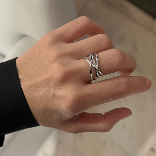 anillo entrelazado plateado Ancho y resistente al agua.. está confeccionado en acero hipoalergénico con baño de oro o plata. Silver plated stainless steel waterproof adjustable ring