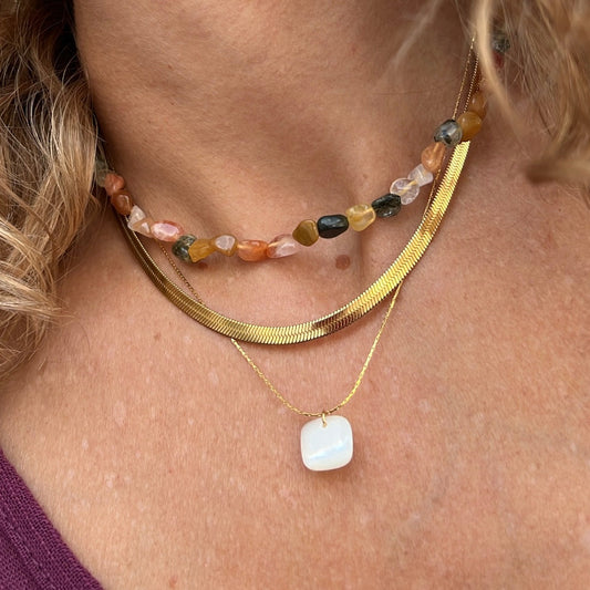 cadena o collar boho con colgante de piedra natural hecho de acero hipoalergénico y resistente al agua. Es color oro. Gold plated stainless steel waterproof mineral pendant necklace