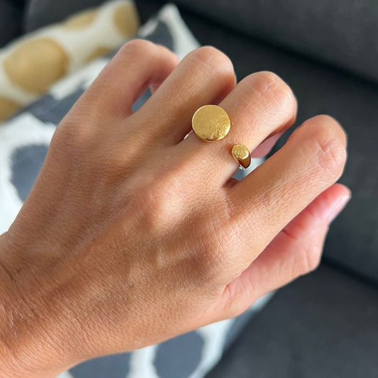 anillo boho ajustable,grande, dorado y resistente al agua ideal para completar look de Invitada a bodas, bautizos y comuniones. está confeccionado en acero hipoalergénico y es la idea de regalo perfecto para el día de la madre o amigo invisible. Gold plated stainless steel adjustable waterproof ring