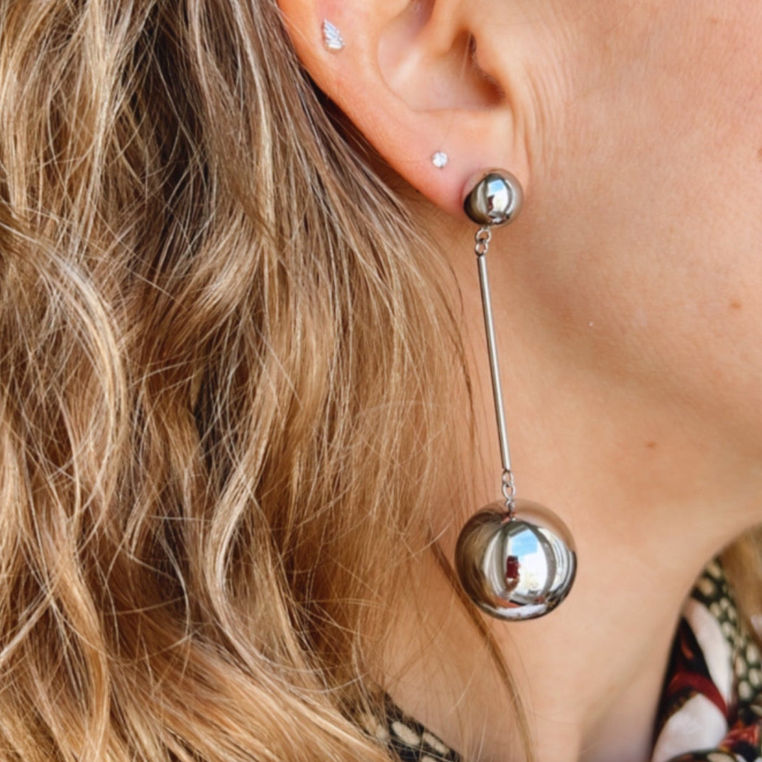 pendientes de largos de fiesta con bolas para una invitada a boda o evento. No pesan y son perfectos para lóbulo rasgado. Son de cadenas largas con círculo. Son hipoalergénicos y resistentes al agua. Gold plated stainless steel long wrecking ball earrings