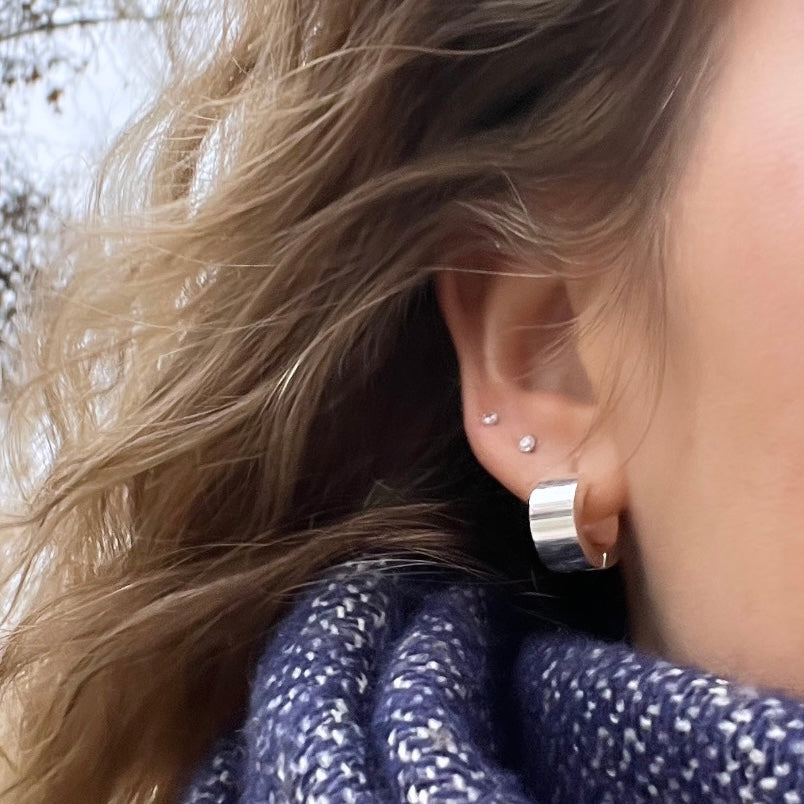 aro pequeño plano grueso piercing en acero hipoalergenico con baño de oro. Gold plated stainless steel small chunky hoop earrings