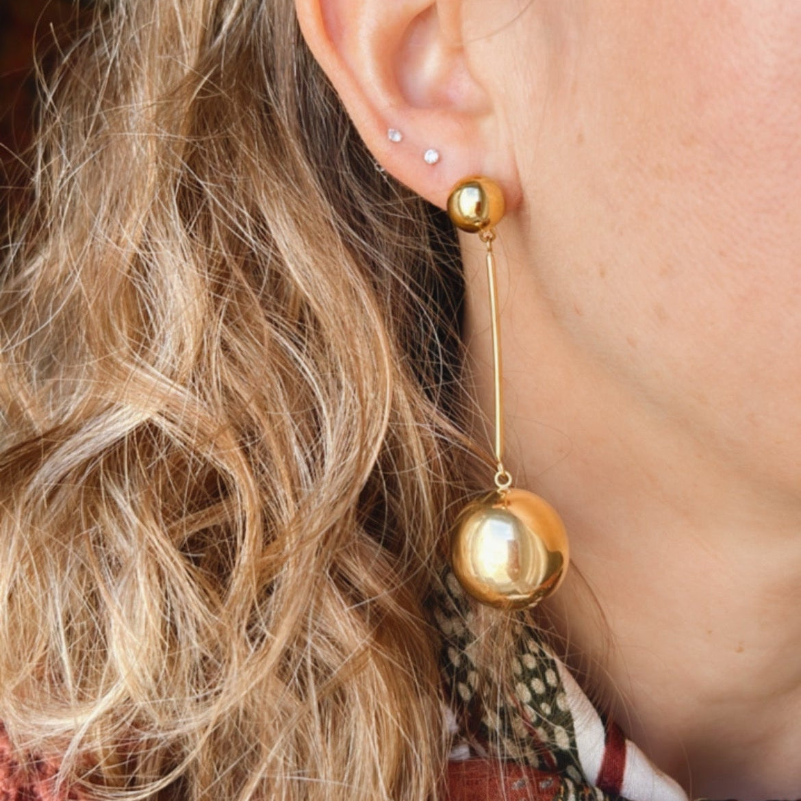pendientes de largos de fiesta con bolas para una invitada a boda o evento. No pesan y son perfectos para lóbulo rasgado. Son de cadenas largas con círculo. Son hipoalergénicos y resistentes al agua. Gold plated stainless steel long wrecking ball earrings