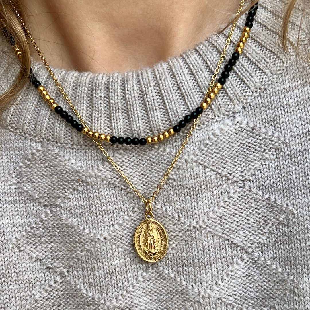 colgante con MEDALLA DE LA VIRGEN DE GUADALUPE. El material es acero inoxidable, quirúrgico e hipoalergénico color oro. Es un collar religioso católico perfecto para regalar en una primera comunión a niños y niñas.