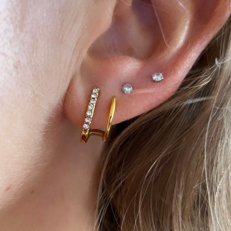 aro pequeño ovalado en acero hipoalergenico con baño de oro y circonitas. Gold plated stainless steel small oval hoop zircon earrings