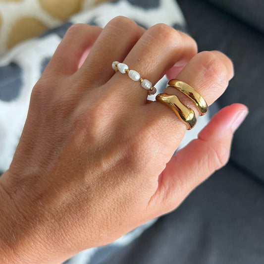 anillo boho ajustable,grande, dorado y resistente al agua ideal para completar look de Invitada a bodas, bautizos y comuniones. está confeccionado en acero hipoalergénico y es la idea de regalo perfecto para el día de la madre o amigo invisible. Gold plated stainless steel adjustable waterproof ring