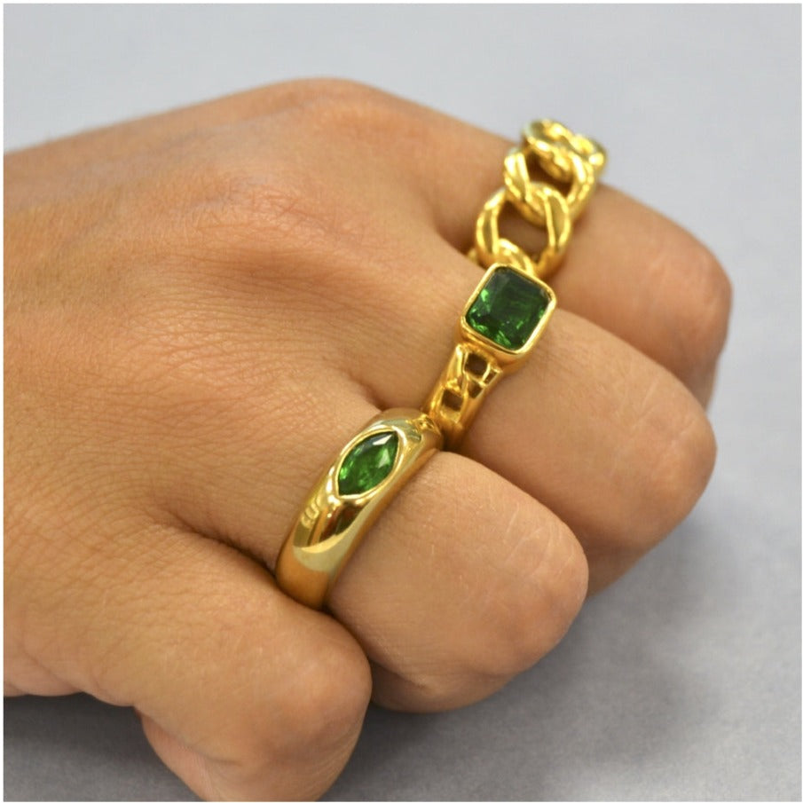 anillo dorado abierto estilo años 90 y resistente al agua. está confeccionado en cadena de acero hipoalergénico con baño de oro. Gold plated stainless steel waterproof chain  ring