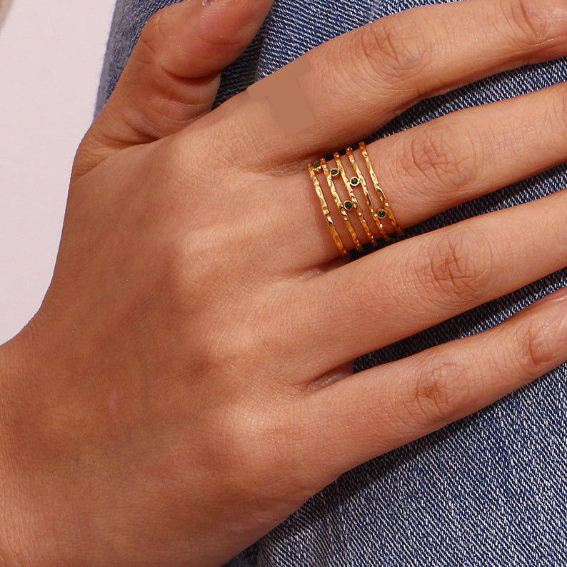 anillo dorado Ancho ajustable y resistente al agua.. está confeccionado en acero hipoalergénico con baño de oro y circonitas multicolor. Gold plated stainless steel waterproof adjustable ring