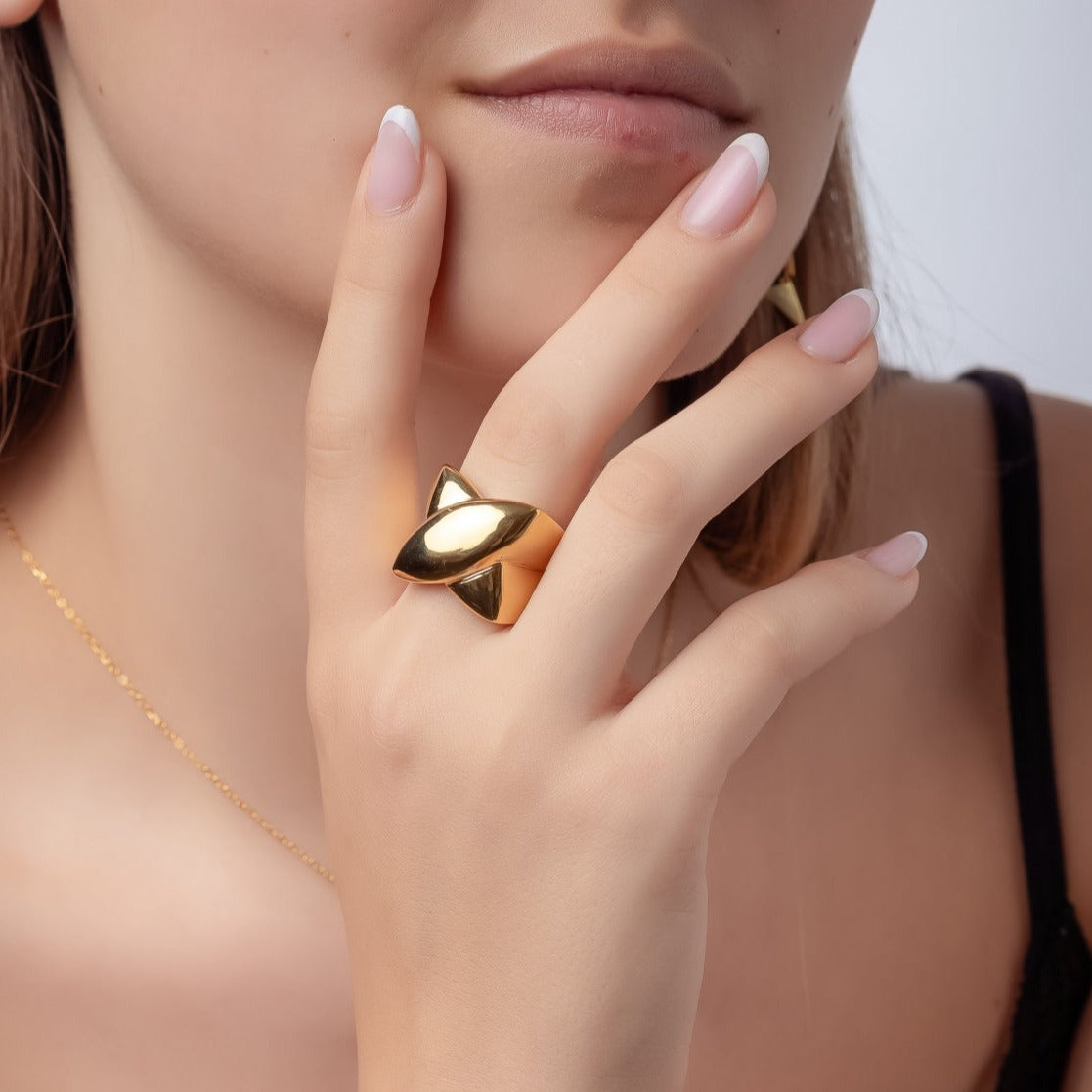 anillo dorado gruesoo tipo sello cuadrado estilo años 90 y resistente al agua. está confeccionado en cadena de acero hipoalergénico con baño de oro y es perfecto para ring stacking. Gold plated stainless steel waterproof chunky square ring