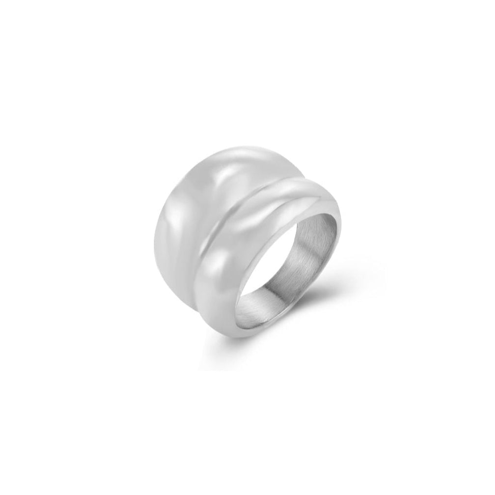 anillo plateado grueso pulido tipo sello estilo años 90 y resistente al agua. está confeccionado en cadena de acero hipoalergénico con baño de oro y es perfecto para ring stacking. silver plated stainless steel waterproof chunky ring