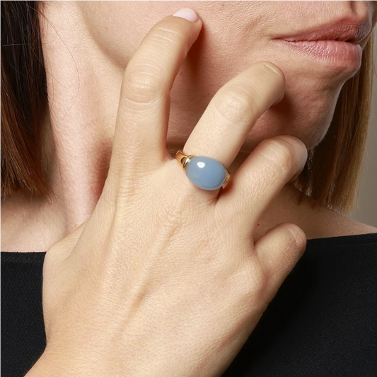 anillo grande, dorado y resistente al agua ideal para completar look de nvitada a bodas, bautizos y comuniones. está confeccionado en acero hipoalergénico y piedra natural jade azul. es la idea de regalo perfecto para el día de la madre o amigo invisible. Gold plated stainless steel waterproof blue stone ring