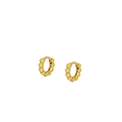 Aritos de piercing con bolitas confeccionados en plata de ley con baño de oro 18 kilates y diámetro 10 mm. Gold plated sterling silver bead hoop earrings for piercing
