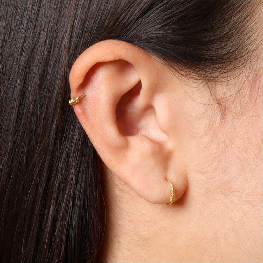pendiente de aro flexible para piercing. Es hipoalergénico de plata con baño de oro 18 kilates. Perfecto para cartílago, tragus y helix