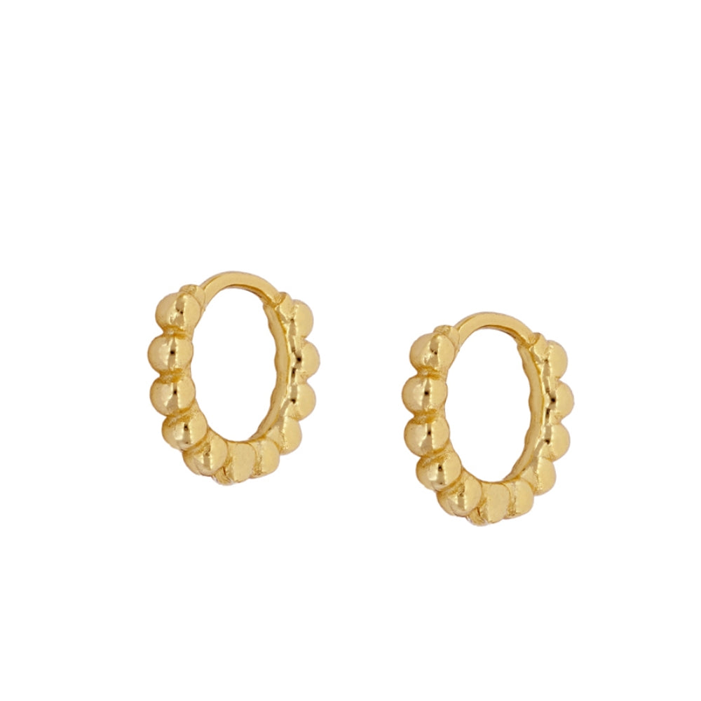 Aritos de piercing con bolitas confeccionados en plata de ley con baño de oro 18 kilates y diámetro 10 mm. Gold plated sterling silver bead hoop earrings for piercing