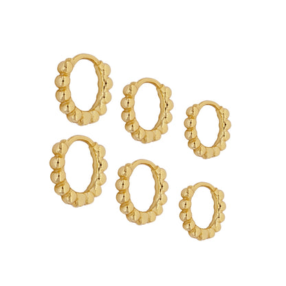 Aritos de piercing con bolitas confeccionados en plata de ley con baño de oro 18 kilates y diámetro 10 mm. Gold plated sterling silver bead hoop earrings for piercing