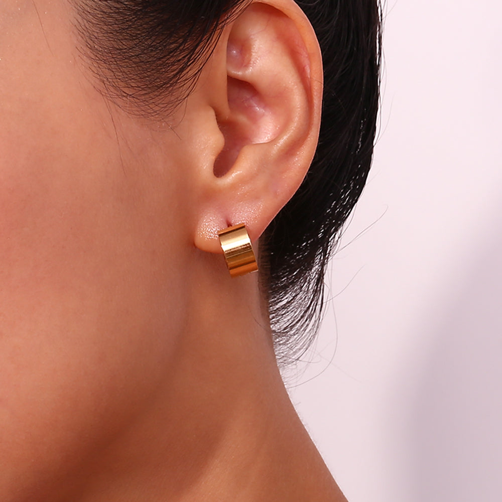 aro pequeño plano grueso piercing en acero hipoalergenico con baño de oro. Gold plated stainless steel small chunky hoop earrings