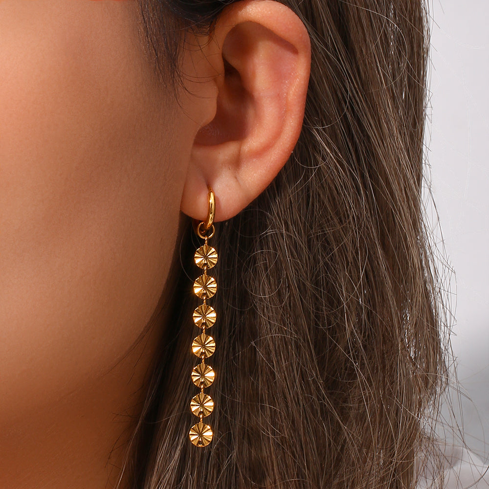 pendientes largos de aro 2 en1 resistentes al agua porque están confeccionados en acero inoxidable con baño de oro. Tienen un colgante intercambiable de cadena larga de chapitas o soles. Gold plated stainless Steel long spike chain waterproof hoop earrings.