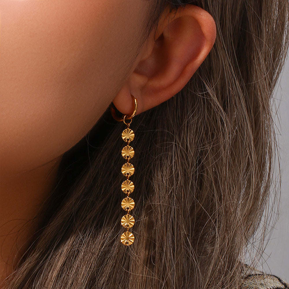 pendientes largos de aro 2 en1 resistentes al agua porque están confeccionados en acero inoxidable con baño de oro. Tienen un colgante intercambiable de cadena larga de chapitas o soles. Gold plated stainless Steel long spike chain waterproof hoop earrings.