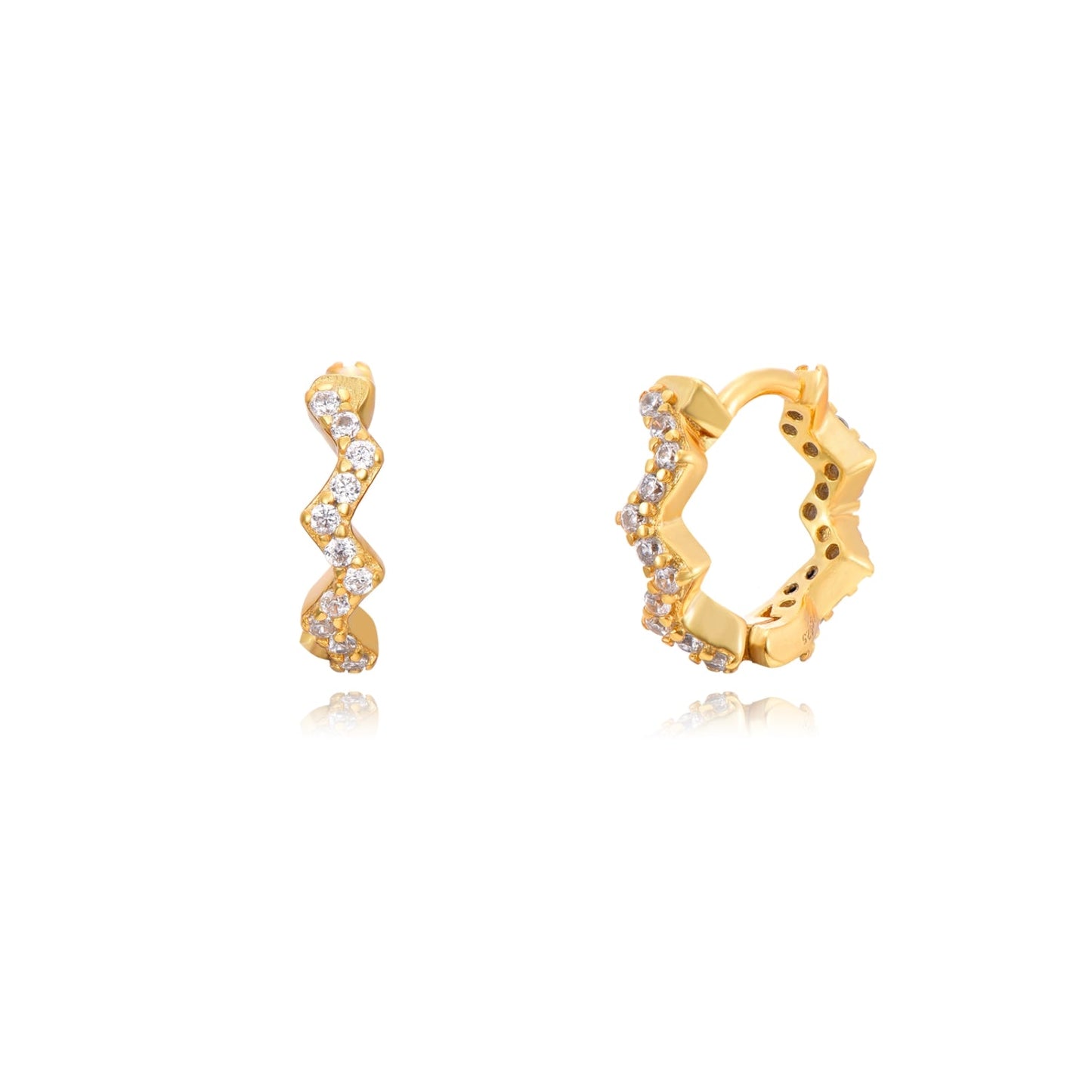 pendientes de aro en forma de zig zag que imita un piercing. Está confeccionado en plata de ley con baño de oro 18 kilates y circonitas. gold plated sterling silver zig zag zircon hoop earrings