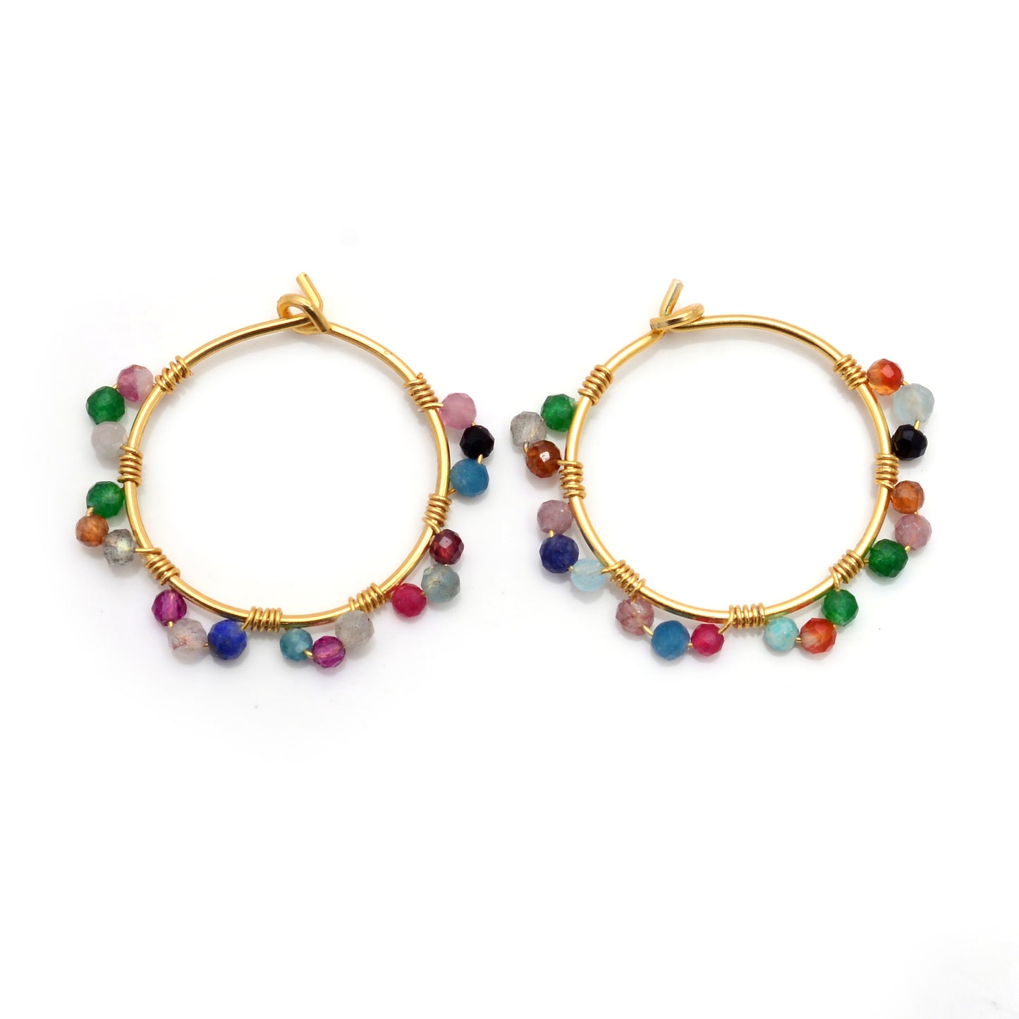 pendientes de aro medianos con mineral multicolor. son de acero hipoalergénico bañado en oro y resistentes al agua. Gold plated stainless steel natural stone waterproof hoop earrings