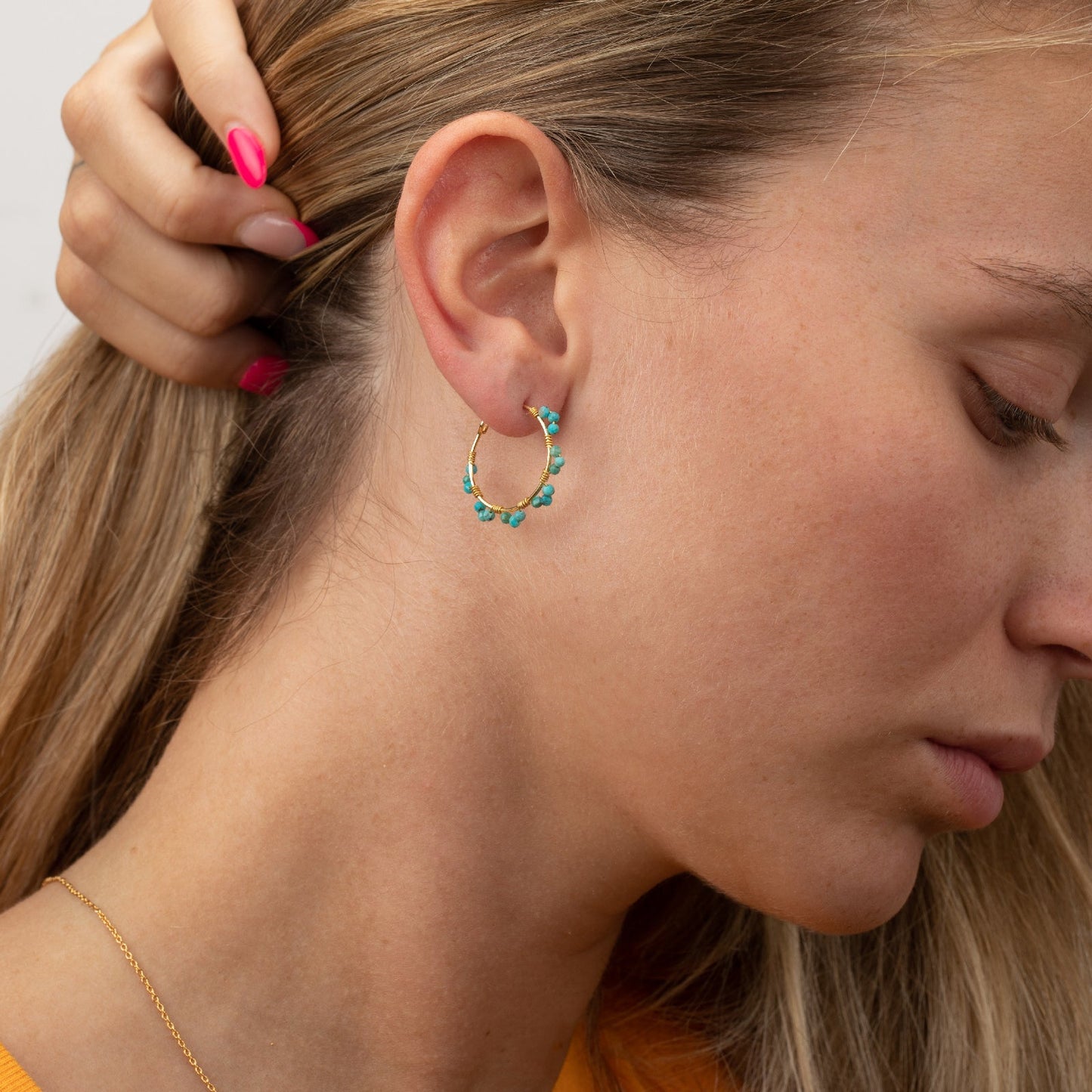 pendientes de aro medianos con piedra natural turquesa. son de acero hipoalergénico bañado en oro y resistentes al agua. Gold plated stainless steel turquoise waterproof hoop earrings 