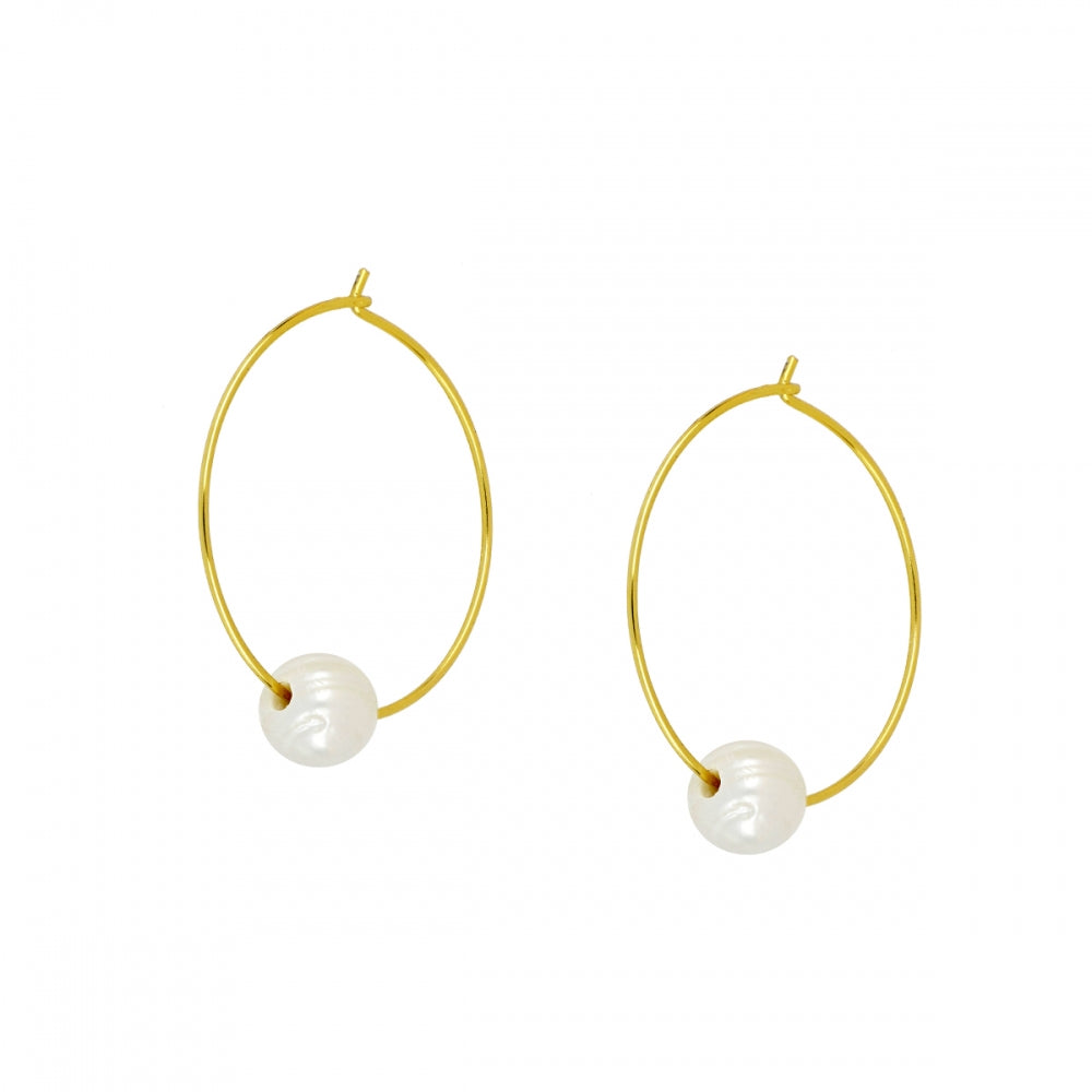 Aros boho medianos y ligeros para verano con perla natural. Están confeccionados en plata de ley con baño de oro 18 kilates. gold plated thin lightweight pearl pendant boho hoop earrings