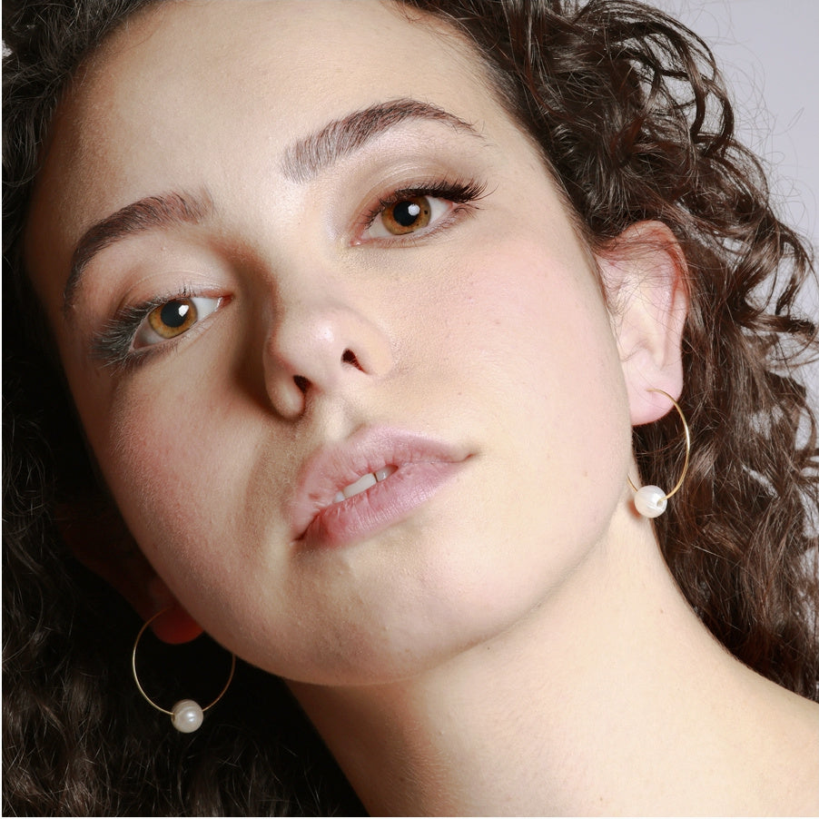 Aros boho medianos y ligeros para verano con perla natural. Están confeccionados en plata de ley con baño de oro 18 kilates. gold plated thin lightweight pearl pendant boho hoop earrings