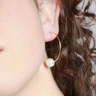 Aros boho medianos y ligeros para verano con perla natural. Están confeccionados en plata de ley con baño de oro 18 kilates. gold plated thin lightweight pearl pendant boho hoop earrings