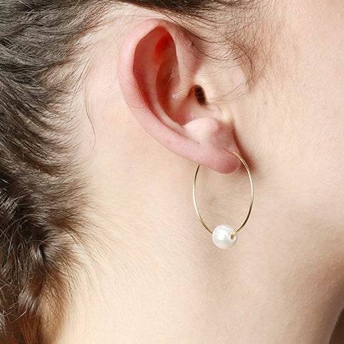 Aros boho medianos y ligeros para verano con perla natural. Están confeccionados en plata de ley con baño de oro 18 kilates. gold plated thin lightweight pearl pendant boho hoop earrings