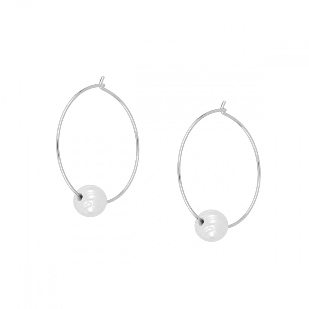 Aros boho medianos y ligeros para verano con perla natural. Están confeccionados en plata de ley con baño de oro 18 kilates. gold plated thin lightweight pearl pendant boho hoop earrings