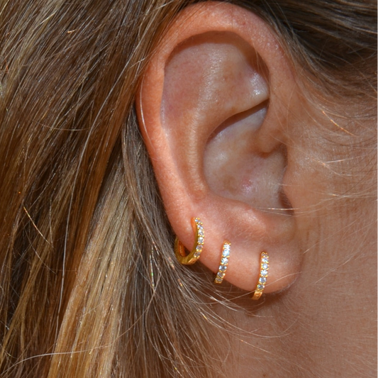 Pequeños pendientes de aro para niña o piercing de cartílago como helix y tragus con circonitas confeccionados en plata de ley 925 con baño de oro 18 kilates. Gold plated sterling silver zircon small hoop earrings for cartilage piercing or little girls.
