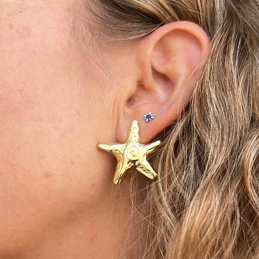 pendientes ligeros para verano con forma de estrella de mar. Son de acero hipoalergénico y resistente al agua. Son dorados y perfectos para looks casual de diario y para llevar en la piscina o en el mar. ideales para adolescentes