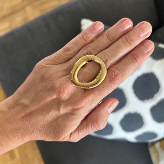 anillo ajustable,grande, dorado y resistente al agua ideal para completar look de nvitada a bodas, bautizos y comuniones. está confeccionado en acero hipoalergénico y es la idea de regalo perfecto para el día de la madre o amigo invisible. Gold plated stainless steel adjustable waterproof ring