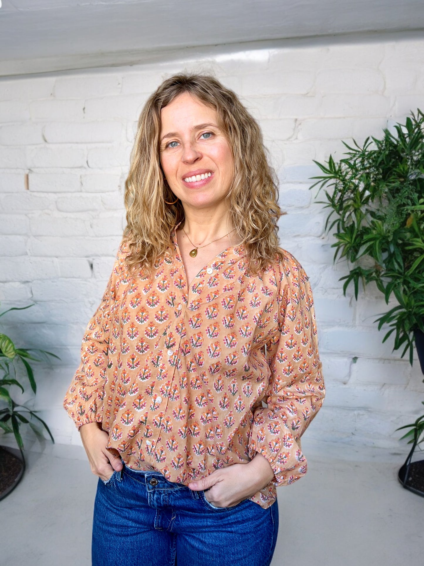 camisa étnica o blusa de algodón estampada para verano. tiene print indio y es de color amarillo, ocre y mostaza. yellow and mustard ethnic indian print cotton blouse