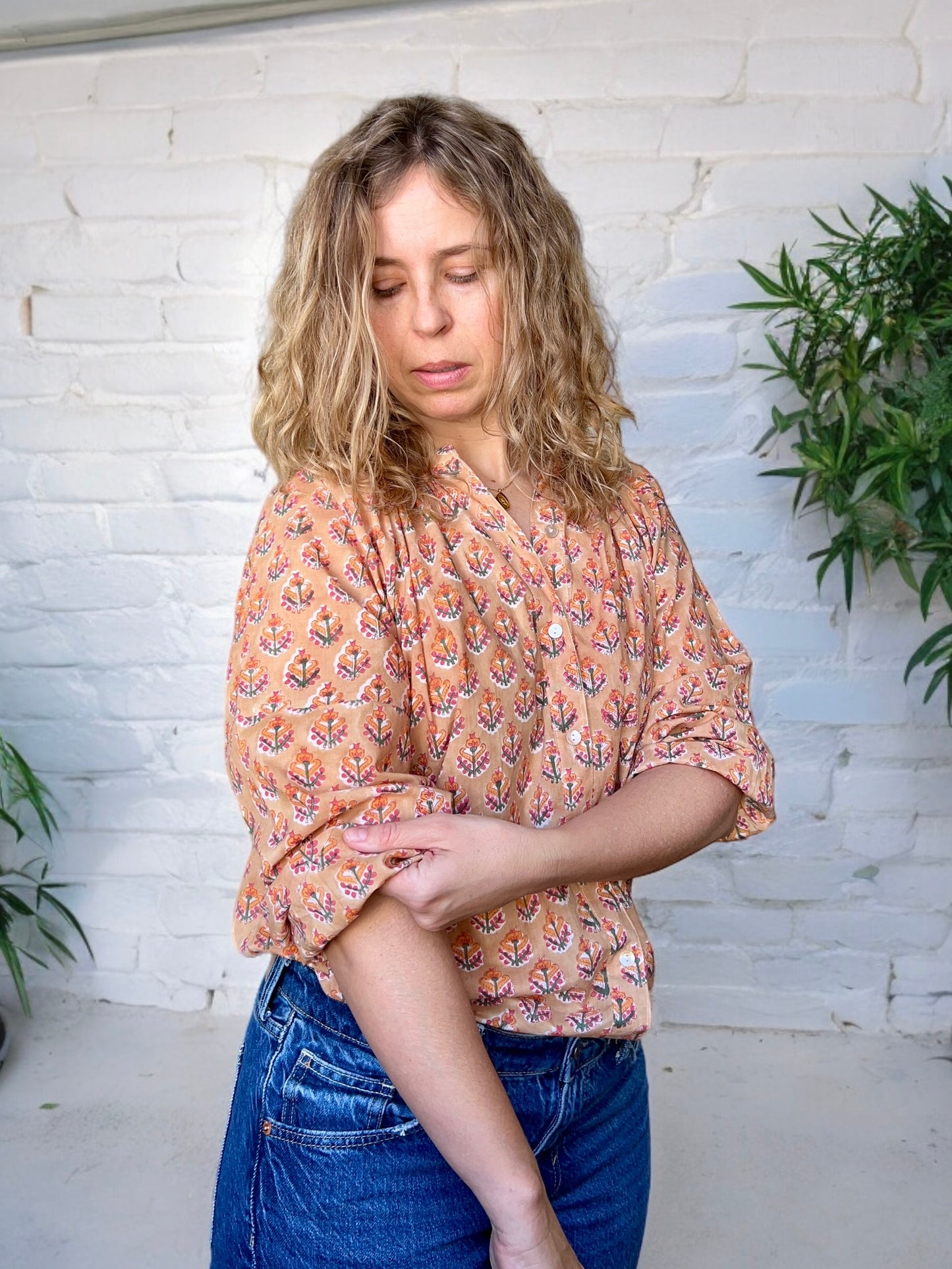 camisa étnica o blusa de algodón estampada para verano. tiene print indio y es de color amarillo, ocre y mostaza. yellow and mustard ethnic indian print cotton blouse