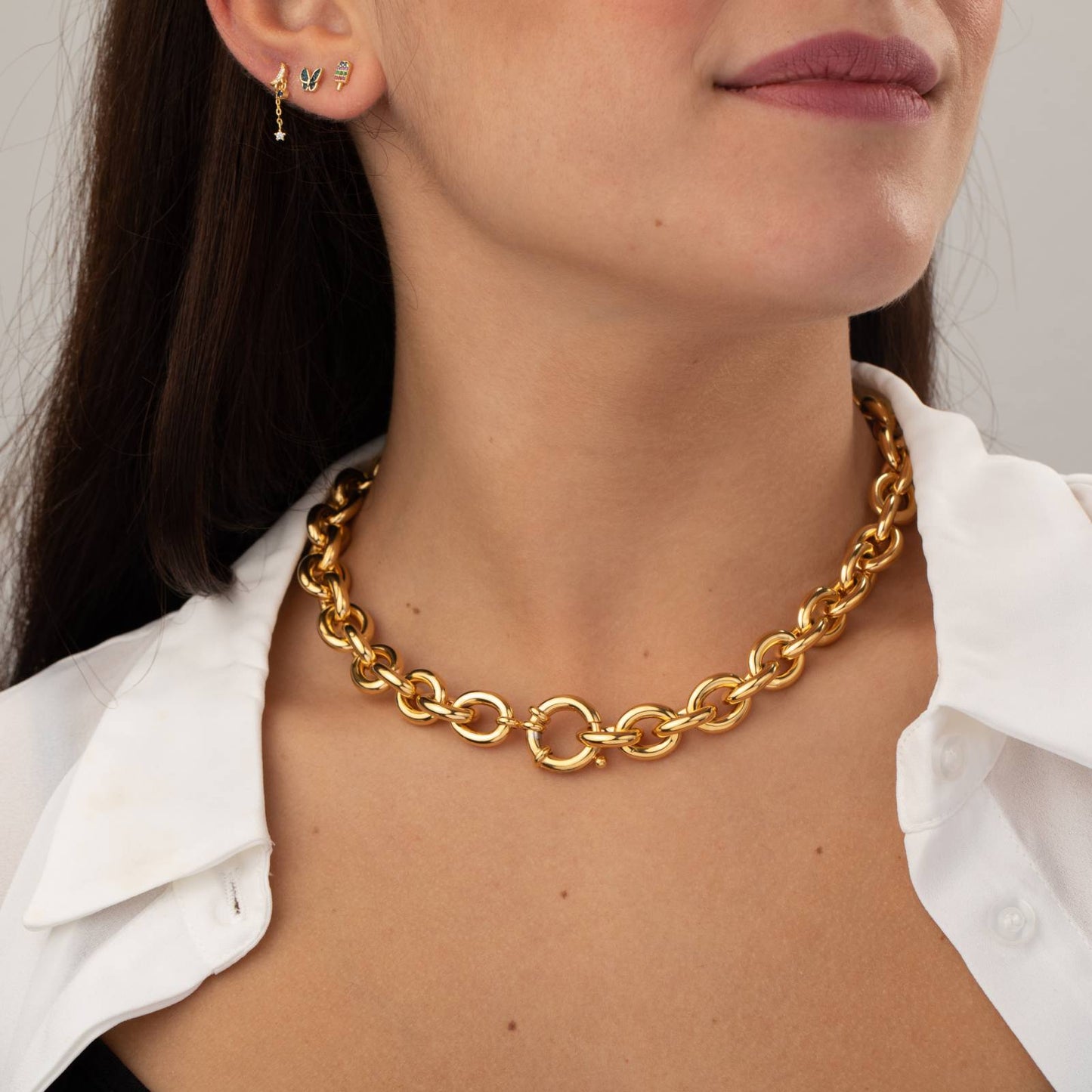 collar dorado o plata de eslabón grueso o gordo confeccionado en acero para looks de oficina y old money