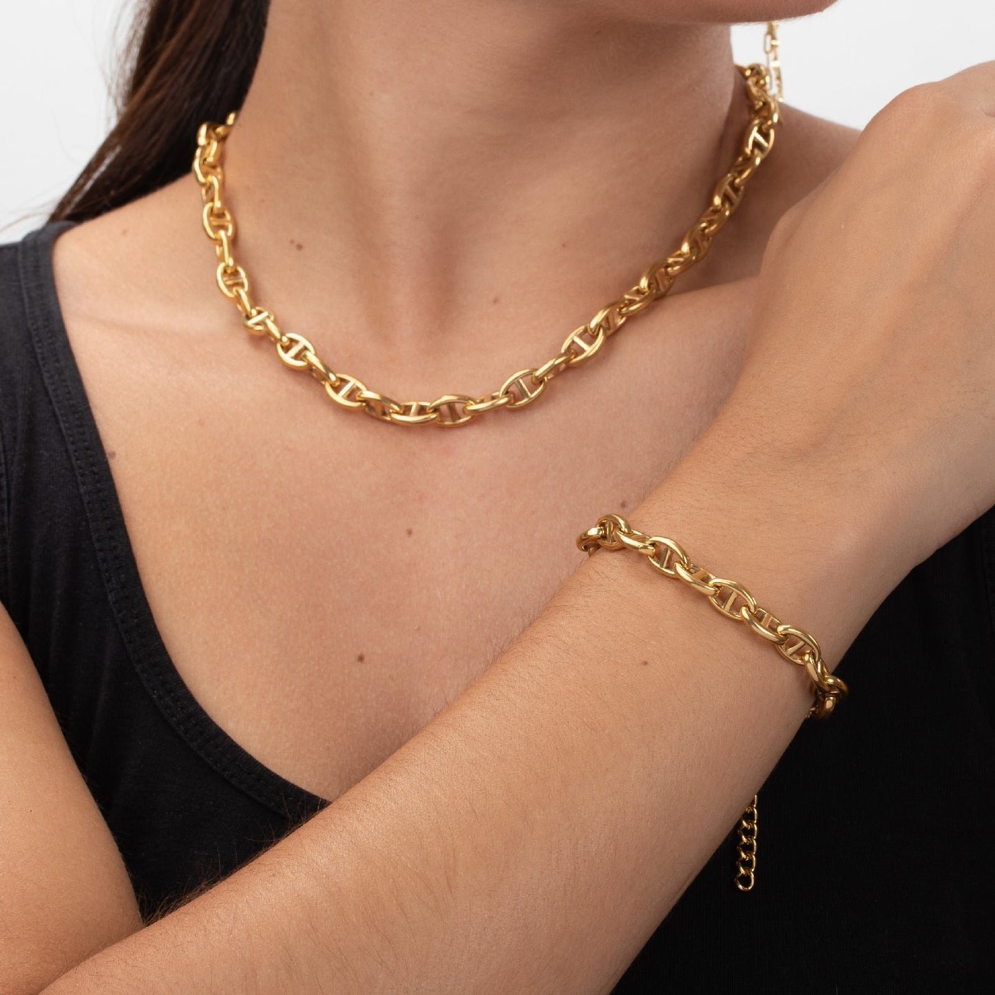 PULSERA dorado de eslabón grueso tipo calabrote o ancla confeccionado en acero hipoalergénico resistente al agua. Perfecto para llevar con looks de trabajo a la oficina o para regalar por el día de la madre