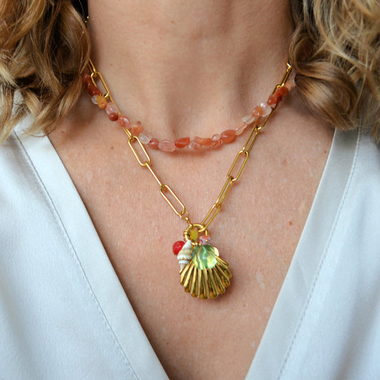 COLLAR waterproof o resistente al agua de CADENA DE eslabones grandes en acero con baño de oro 18 kilates. Cierre frontal con colgante de concha y abalorios de colores (CORAL, azul TURQUESA, naranja rojo Y VERDE)