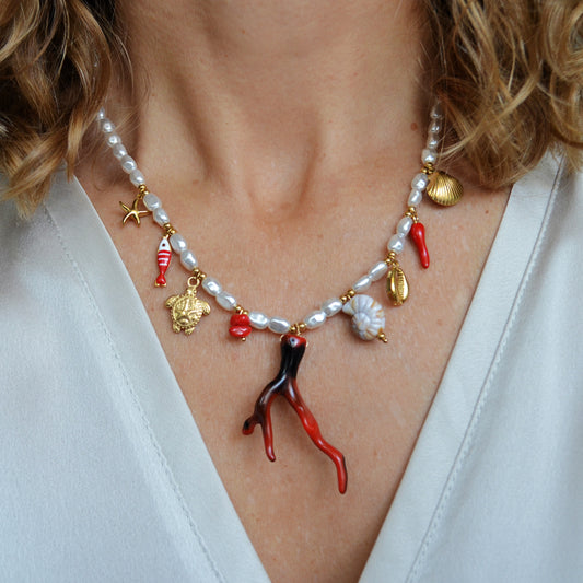 COLLAR para verano de perlas de imitación con acero hipoealergénico y waterproof dorado. Los abalorios son coral, conchas, tortugas y peces en dorado y rojo.