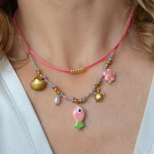 COLLAR para verano de CORDÓN rosa y verde con acero hipoalergénico y waterproof dorado. Los abalorios son concha, tortuga, perla y pez.
