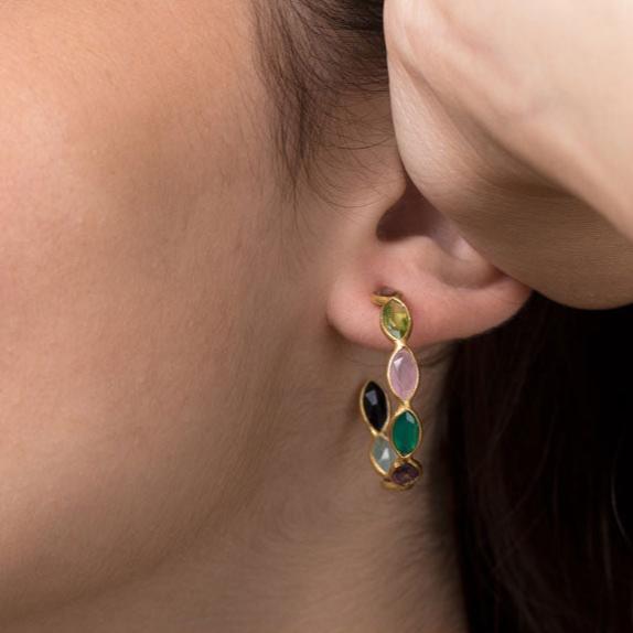 pendientes de aro con piedra natural mineral en color verde morado negro rosa. Son de plata de ley con baño de oro y son perfectos para invitada a fiestas y boda