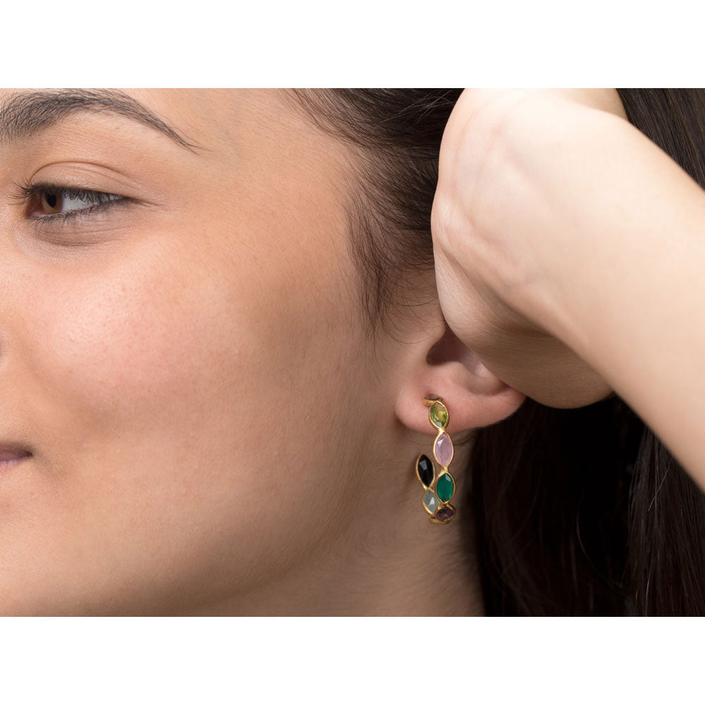 pendientes de aro con piedra natural mineral en color verde morado negro rosa. Son de plata de ley con baño de oro y son perfectos para invitada a fiestas y boda