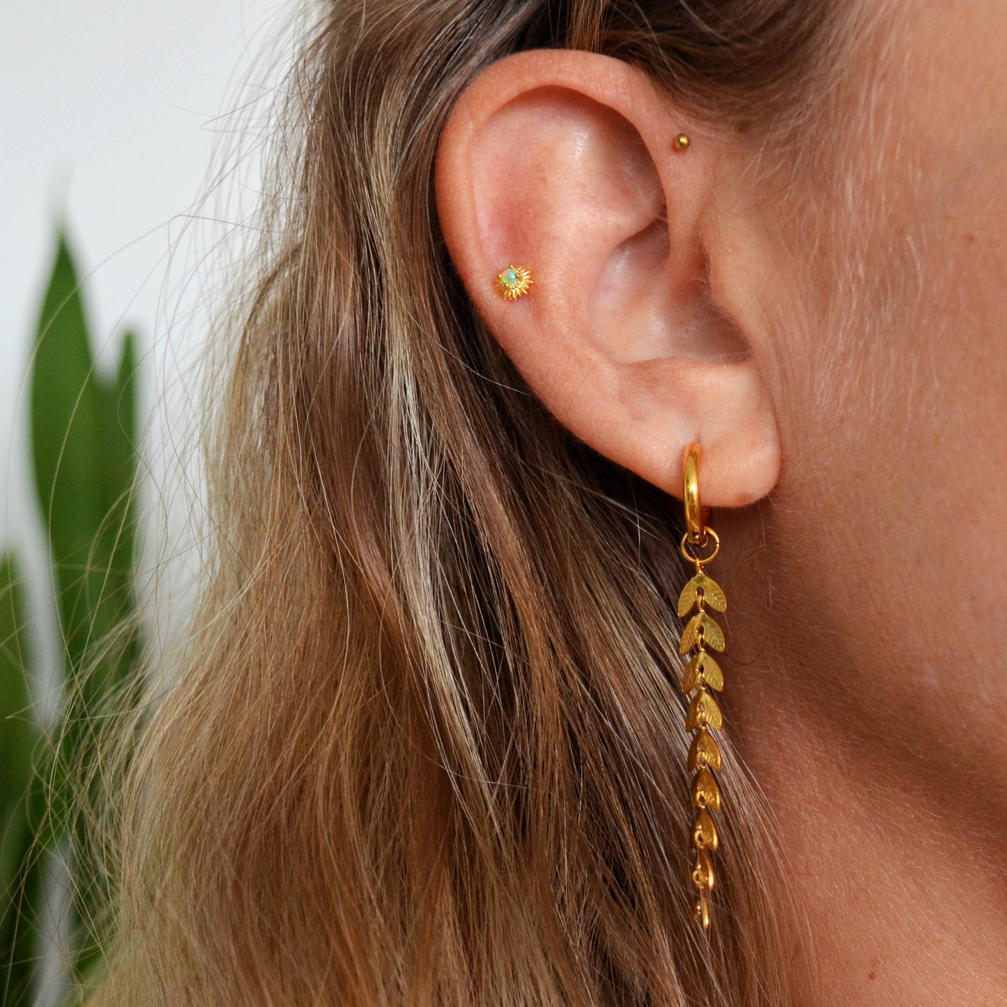 pendientes largos de aro 2 en 1 resistentes al agua porque están confeccionados en acero inoxidable con baño de oro. Tienen un colgante intercambiable de cadena larga de espiga. Gold plated stainless Steel long spike chain waterproof hoop earrings for piercing.