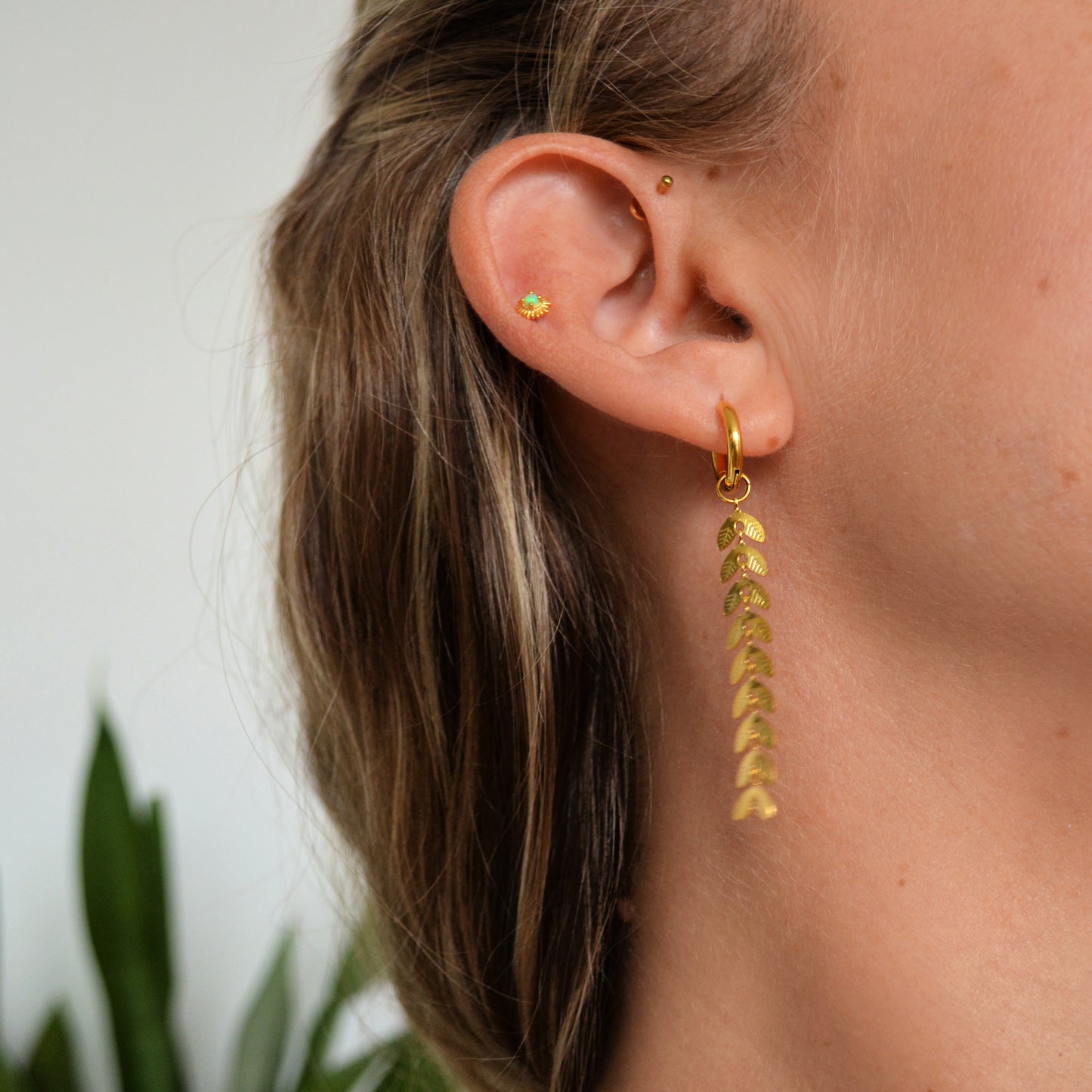 pendientes largos de aro 2 en 1 resistentes al agua porque están confeccionados en acero inoxidable con baño de oro. Tienen un colgante intercambiable de cadena larga de espiga. Gold plated stainless Steel long spike chain waterproof hoop earrings for piercing.