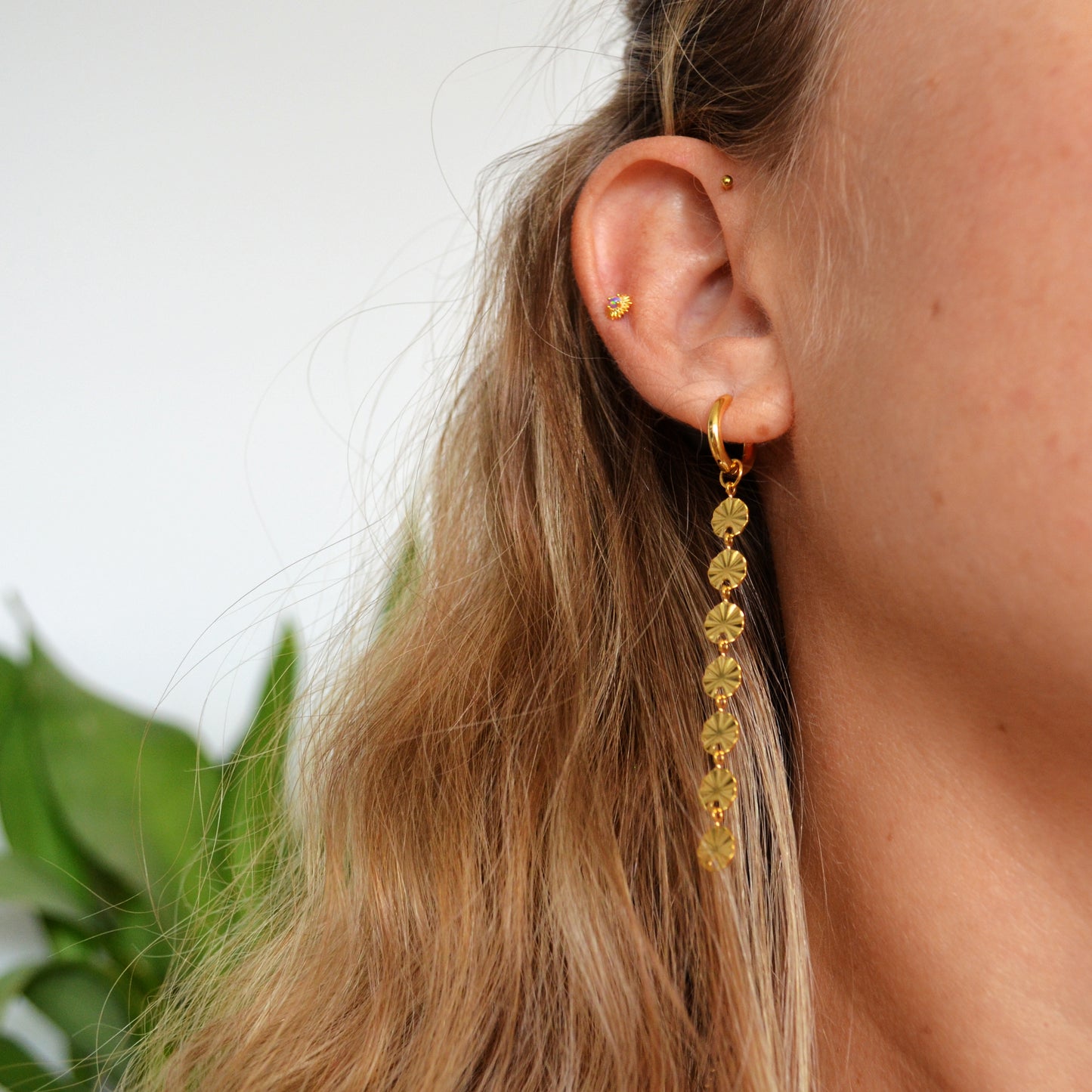 pendientes largos de aro 2 en1 resistentes al agua porque están confeccionados en acero inoxidable con baño de oro. Tienen un colgante intercambiable de cadena larga de chapitas o soles. Gold plated stainless Steel long spike chain waterproof hoop earrings.