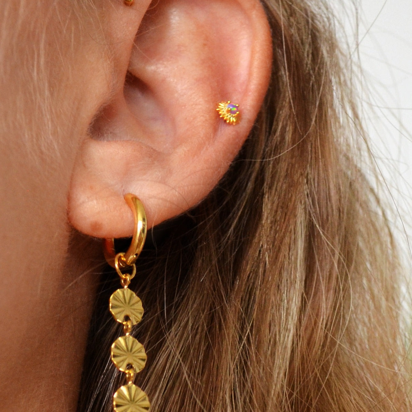mini piercing pequeño para helix de sol Con brillante ópalo lila Y cierre plano rosca. Es anti alergico O HIPOALERGÉNICO porque está confeccionado en plata de ley con baño de oro. Perfecto para helix, tragus, anti helix, daith, conch. Gold plated round TINY SMALL purple ZIRCON anti allergic helix sun piercing earring