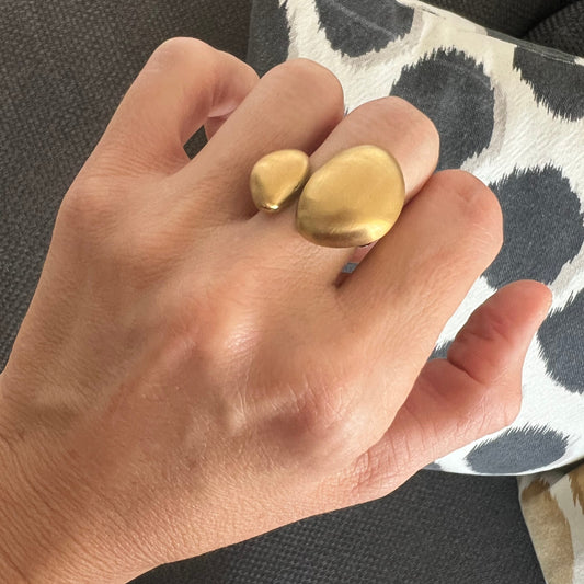 anillo ajustable,grande, dorado y resistente al agua ideal para completar look de nvitada a bodas, bautizos y comuniones. está confeccionado en acero hipoalergénico y es la idea de regalo perfecto para el día de la madre o amigo invisible. Gold plated stainless steel adjustable waterproof ring