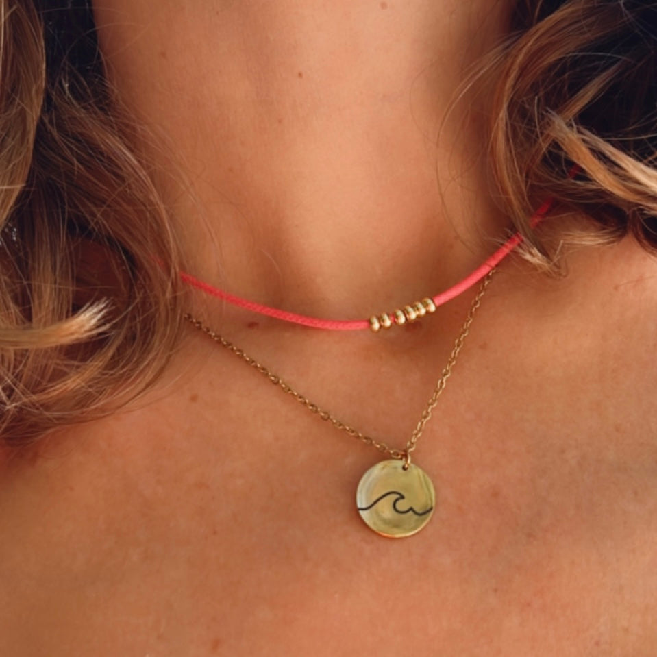 collar de cordón en color rosa fucsia con bolitas plateadas o doradas. Gold plated sterling silver bead colorful thread necklace.